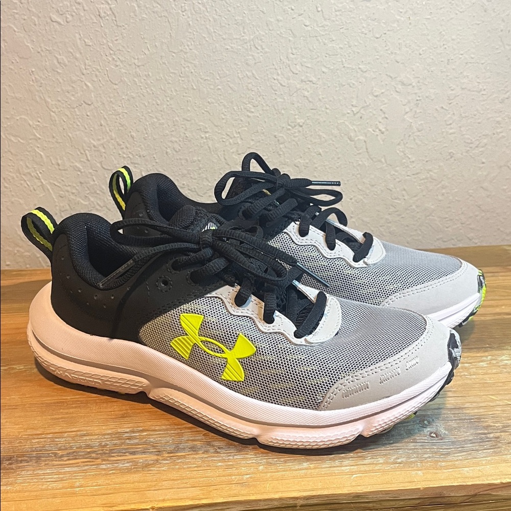 NWOB Under Armour Kids' BOY'S ASSERT 10 AC size 4